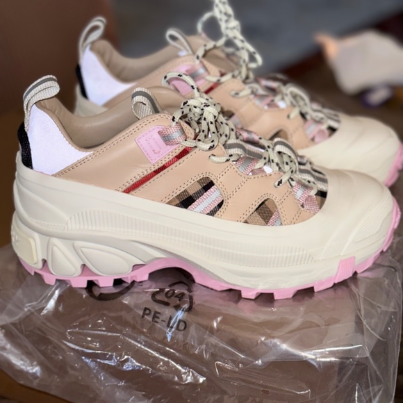 Burberry shoes - Picture 2 of 6